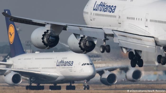 Пилоты авиакомпании Lufthansa продолжат забастовку и в субботу.