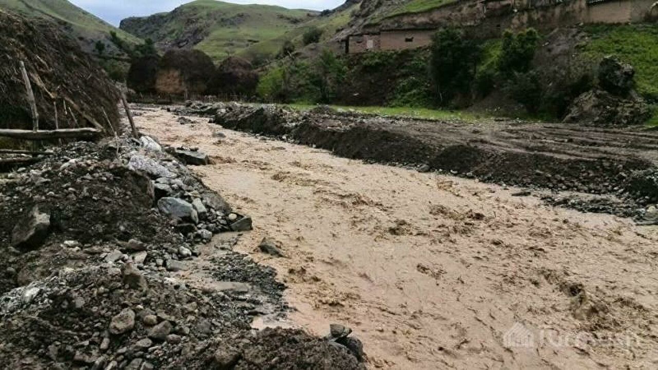 Погодный апокалипсис в Дагестане: потоки воды уносят людей и машины.