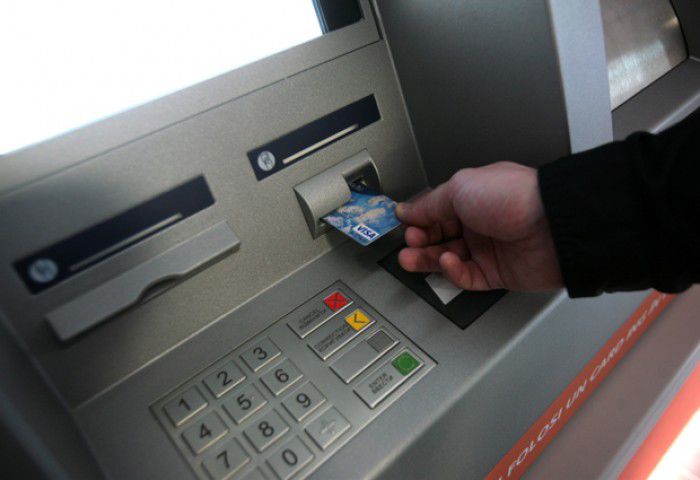 Aproape opt din 10 operaţiuni cu cardurile bancare pe teritoriul țării noastre sunt destinate retragerilor de bani din bancomate. Foto: diacaf.com