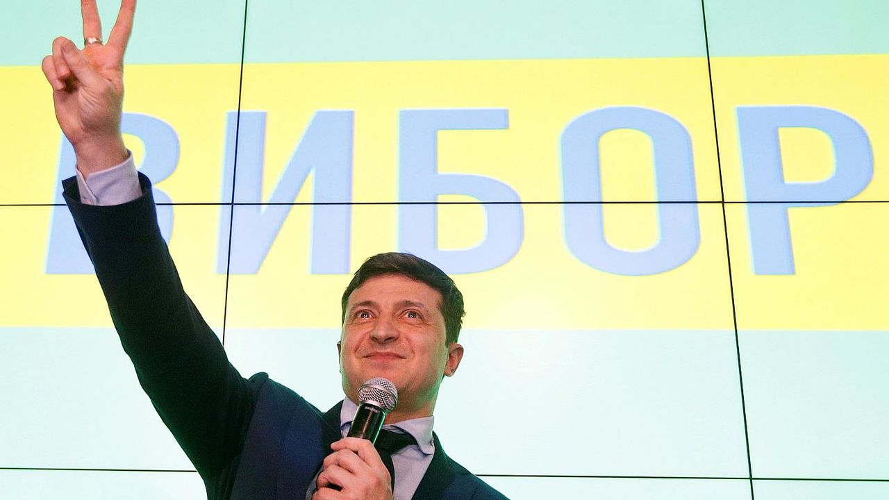 Владимир Зеленский ещё больше увеличивает отрыв от Петра Поршенко. 