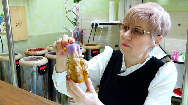 Мастерица из Дрокии превращает свечи в настоящие украшения из парафина.