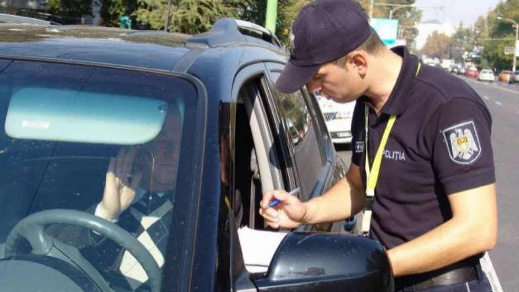O altă modificare importantă este faptul că polițiștii nu vor mai putea ridica permisele de conducere.