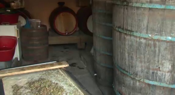 Tragedie la Cahul. Două persoane s-au intoxicat cu dioxid de carbon, în urma fermentării vinului.