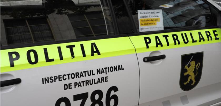 Mașinile cu numere străine, trase pe dreapta. Foto: inp.gov.md