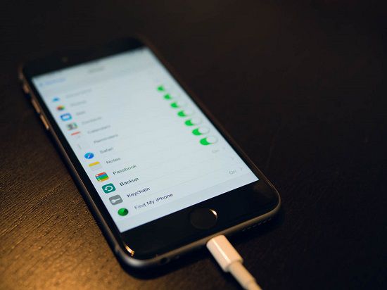 Заклеенная скотчем зарядка от iPhone погубила школьницу из Вьетнама.