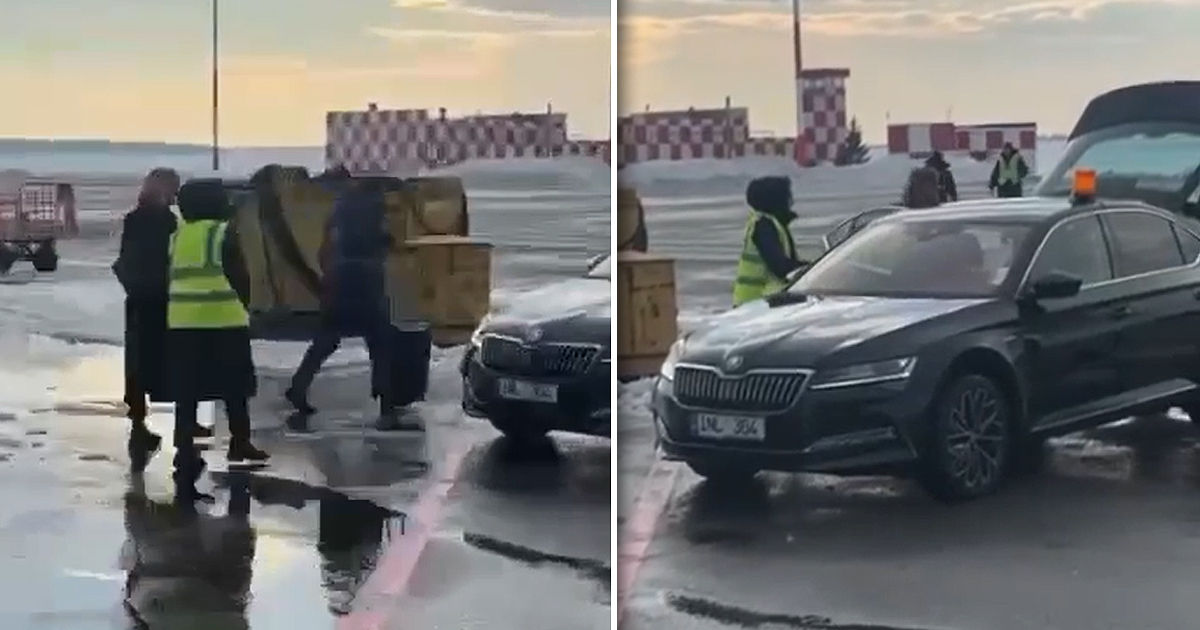 Депутата PAS при выходе из самолета встретил служебный автомобиль. Коллаж: Point.md