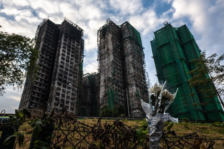 Un blogger, arestat în Hong Kong pentru că a criticat autoritățile după incendiul din complexul rezidențial.