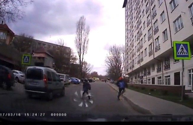 Автомобилист не пропустил детей на пешеходном переходе.