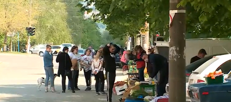 Торговцы столичных рынков переместились на обочины дорог.
