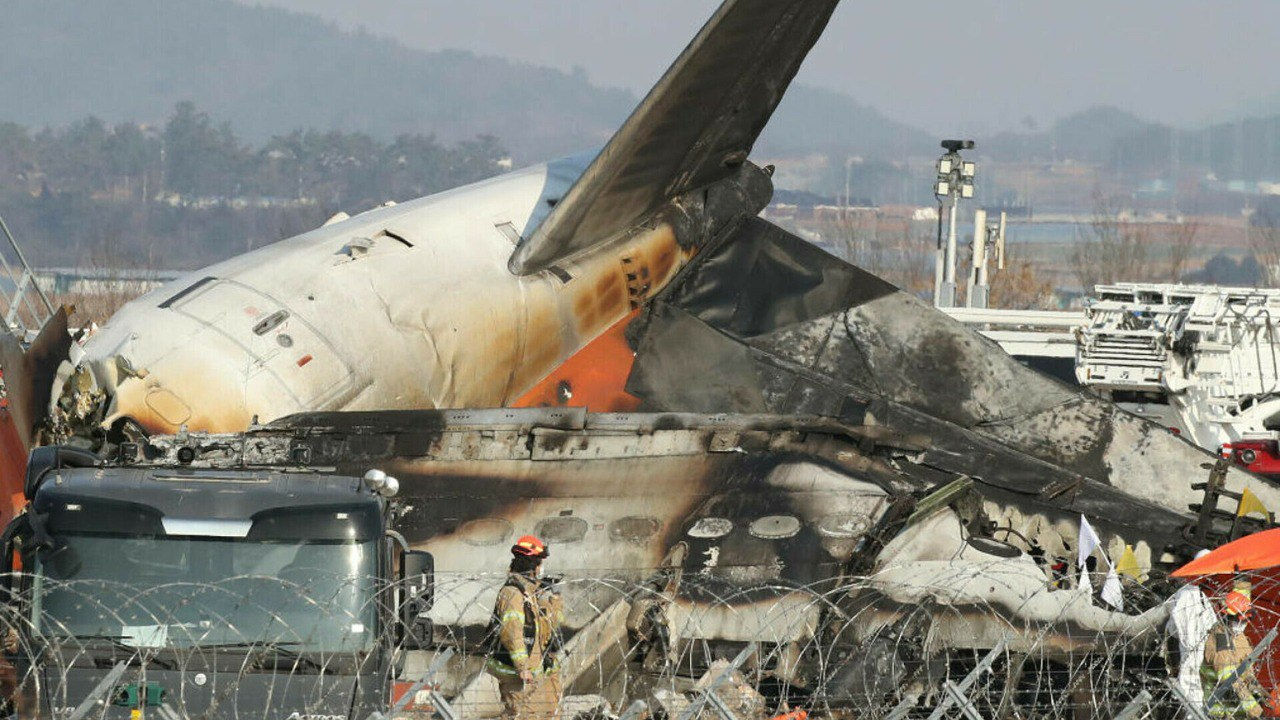 Очевидцы рассказали о взрывах и возгорании двигателя до крушения Jeju Air.