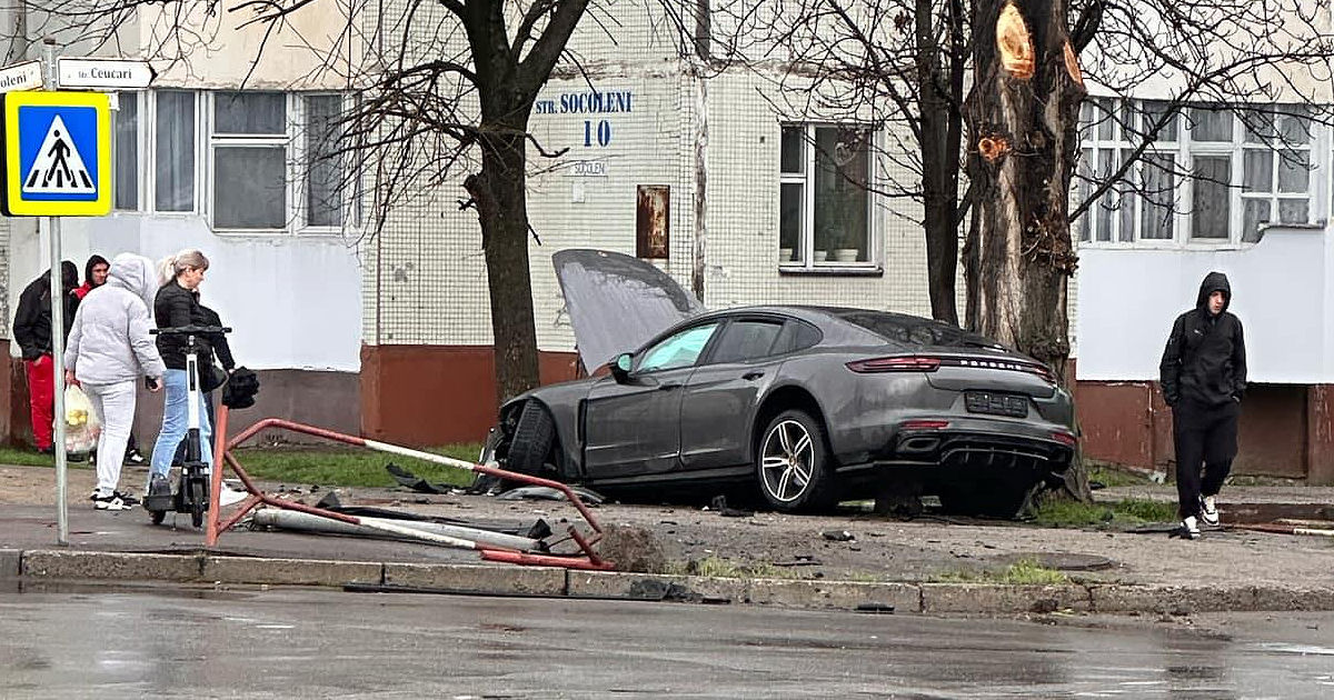 Accident în Capitală: Un Porsche a ajuns pe trotuar.