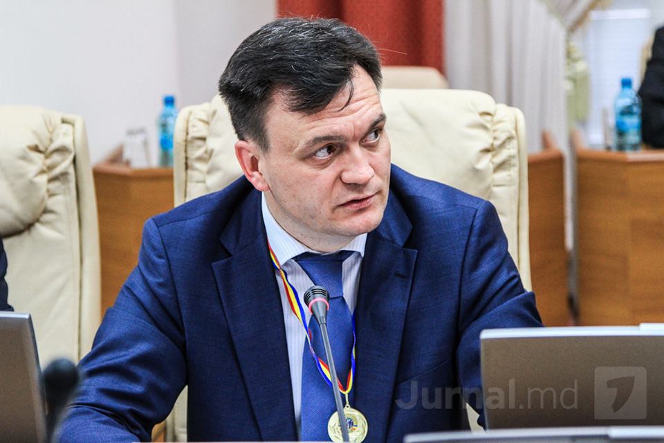 По указанию Дорина Речана собраны компрометирующие материалы, которым был присвоен гриф «совершенно секретно», в отношении сотрудников ряда министерств, в том числе Министерства иностранных дел и европейской интеграции.