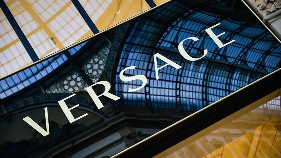 Итальянский модный дом Versace больше не будет использовать кожу кенгуру при производстве одежды и обуви.