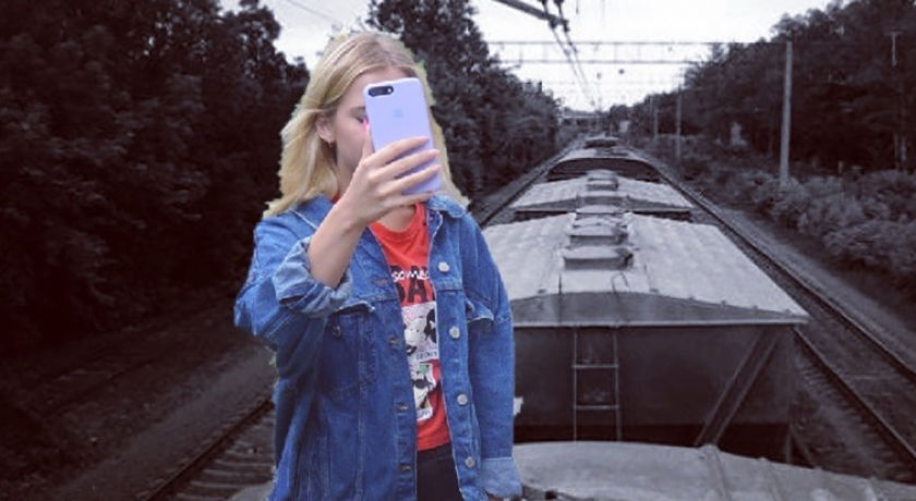 Две девочки пострадали и одна скончалась от удара тока во время селфи на поезде.