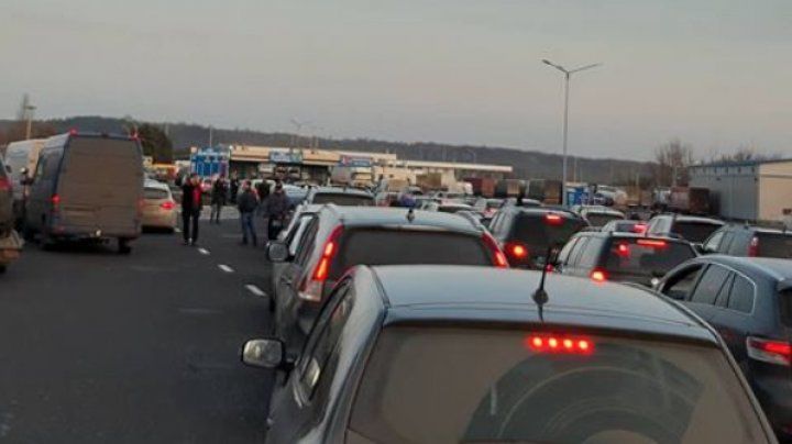 За минувшие выходные в страну въехали почти 85 тысяч человек.