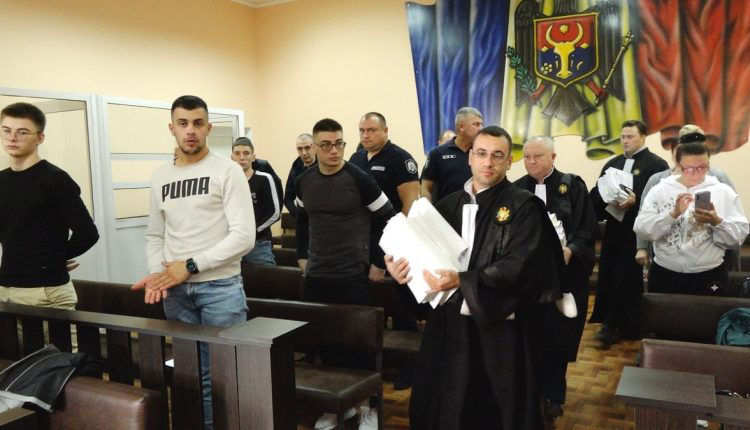 Дело об убийстве: обвиняемый резал вены в зале суда в Бельцах.