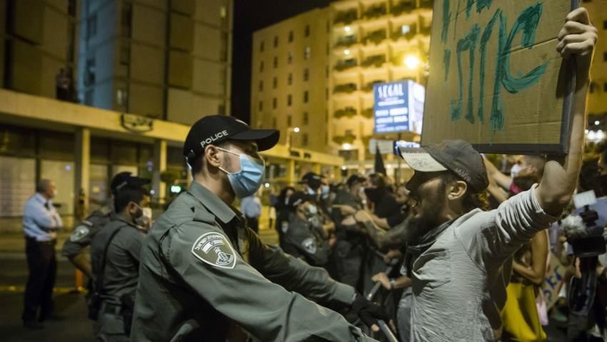 В Израиле, где власти повторно ввели общенациональный карантин, вспыхнули массовые протесты.
