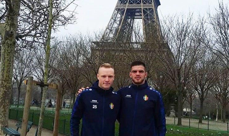 Jucătorii echipei naţionale de fotbal au făcut o plimbare la Paris