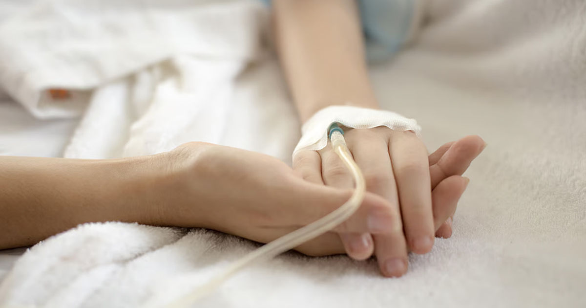 Fata care a căzut de la înălțime la un spital, în stare stabilă.