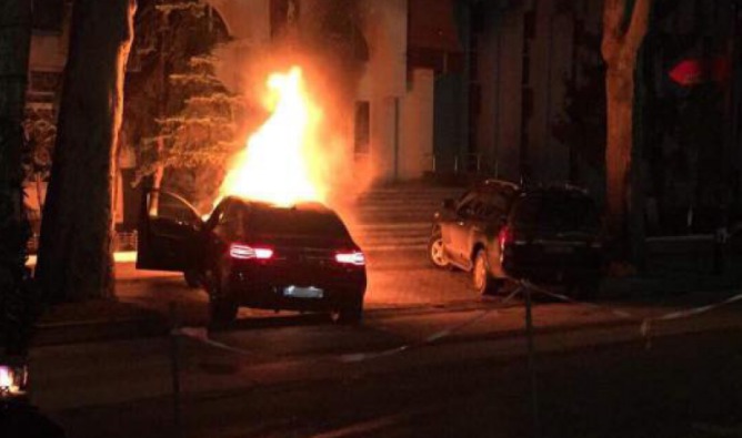 В Рыбнице автомобиль задымился во время движения и полностью сгорел.