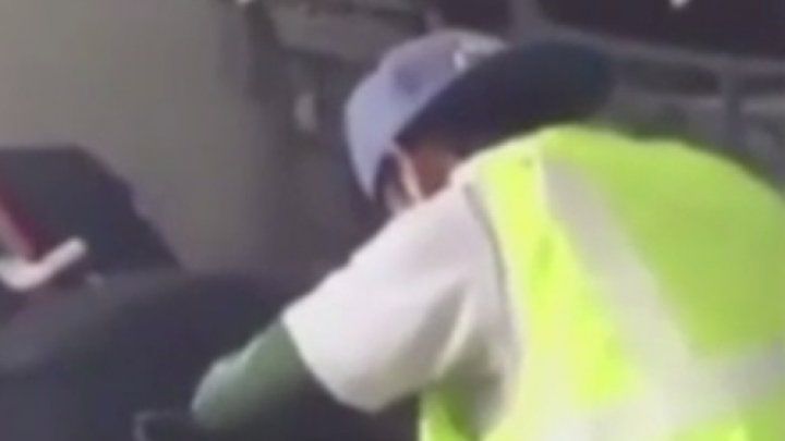 Angajat de la aeroport, prins cum fură din bagajele pasagerilor