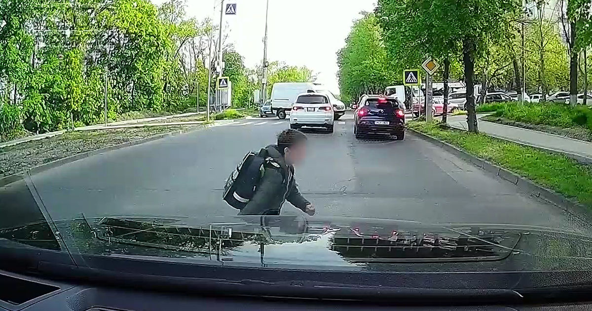 Ребенок выбежал на дорогу рядом с переходом и едва не попал под машину.