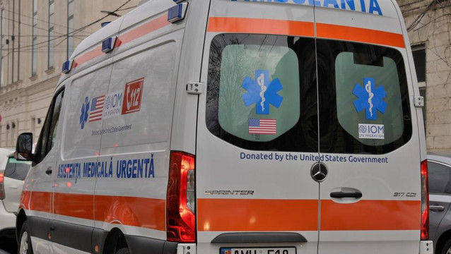 O femeie, în stare gravă după ce a căzut de la etajul șase al unui bloc de locuințe.