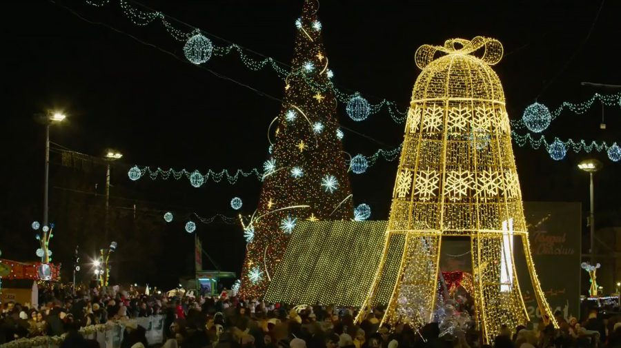 В центре Кишинева зажгли огни на главной елке страны.