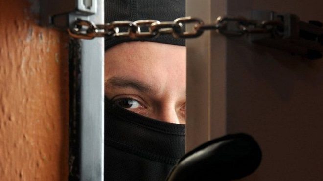 Грабители набросились на женщину и "приковали" ее с помощью 4 пластмассовых зажимов. Фото: Piter.tv.