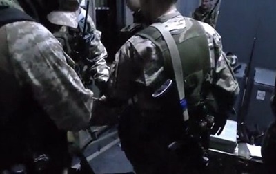 Самый скандальный момент видео - это захват казарм и разоружения украинских морских пехотинцев в Феодосии.