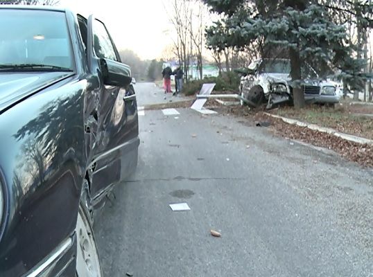 Soferul unui Mercedes, care iesea de pe un drum secundar nu s-ar fi asigurat si a fost lovit in plin de un alt autovehicul.