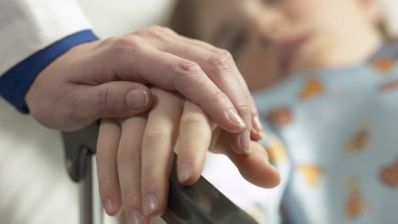 Un copil de doi ani a suferit o intoxicaţie acută după ce a înghiţit detergent.