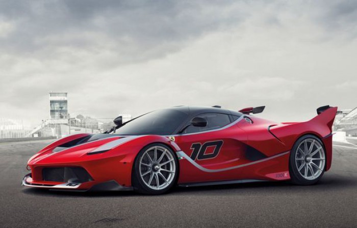 Ferrari a prezentat modelul FXX K. Acesta este o versiune mai performantă a lui La Ferrari, dar care nu poate fi condusă pe drumurile publice şi fi oferită unui grup "exclusiv" de clienţi, scrie automarket.ro.