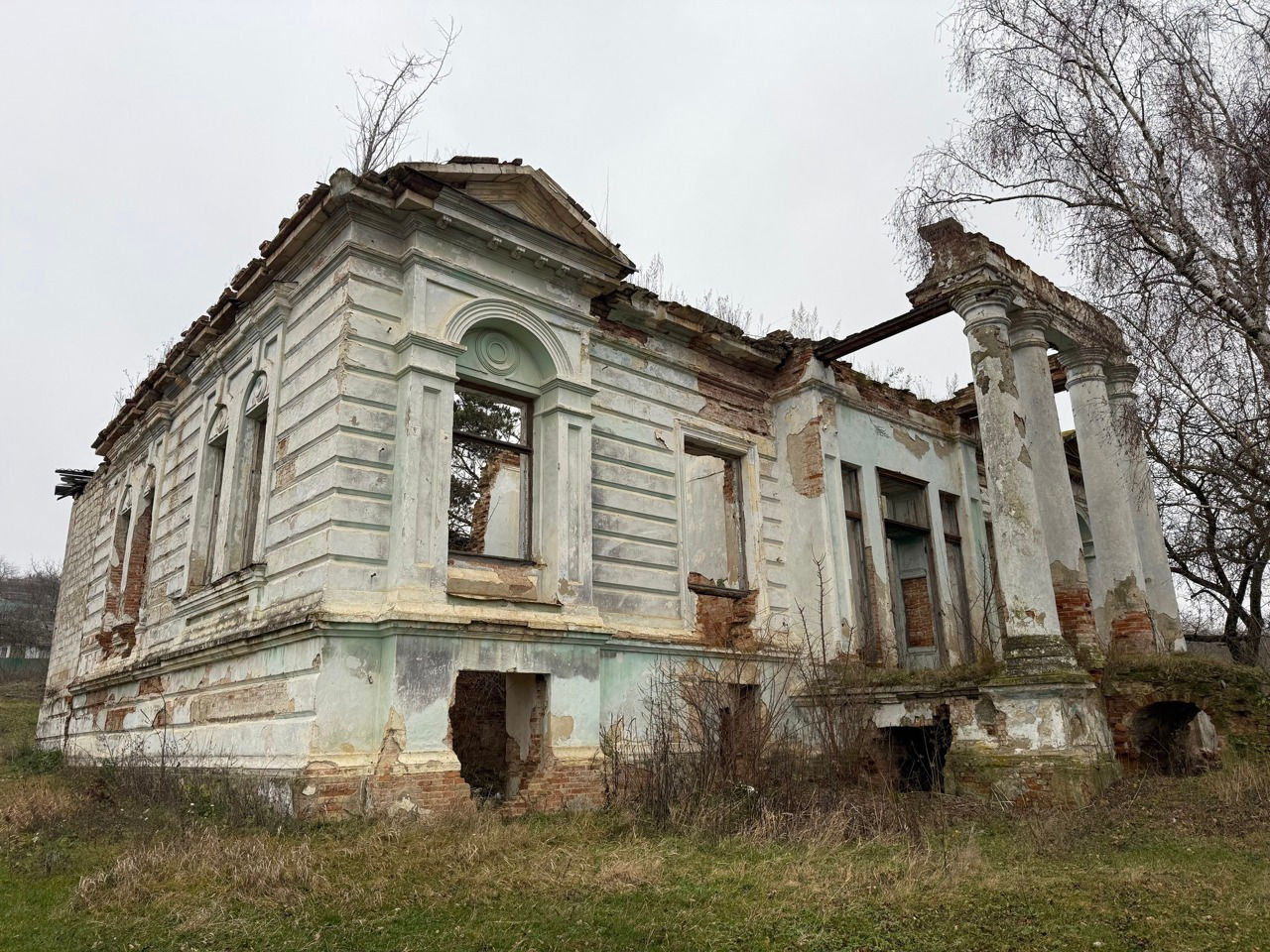 Conacul istoric din satul Bahmut se află în paragină: Autoritățile caută soluții.