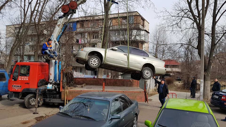 Брошенные автомобили покидают улицы Кишинева.