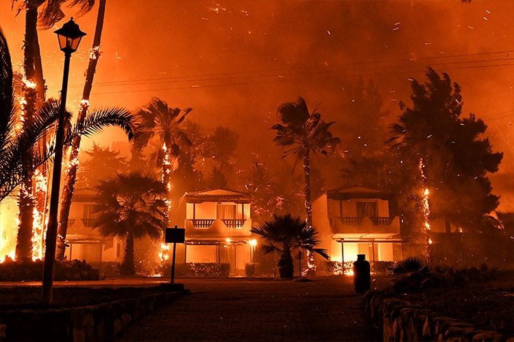 В Греции не могут справиться с лесным пожаром возле города Лутраки.