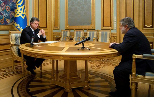 Порошенко подписывает указ об отставке Коломойского.