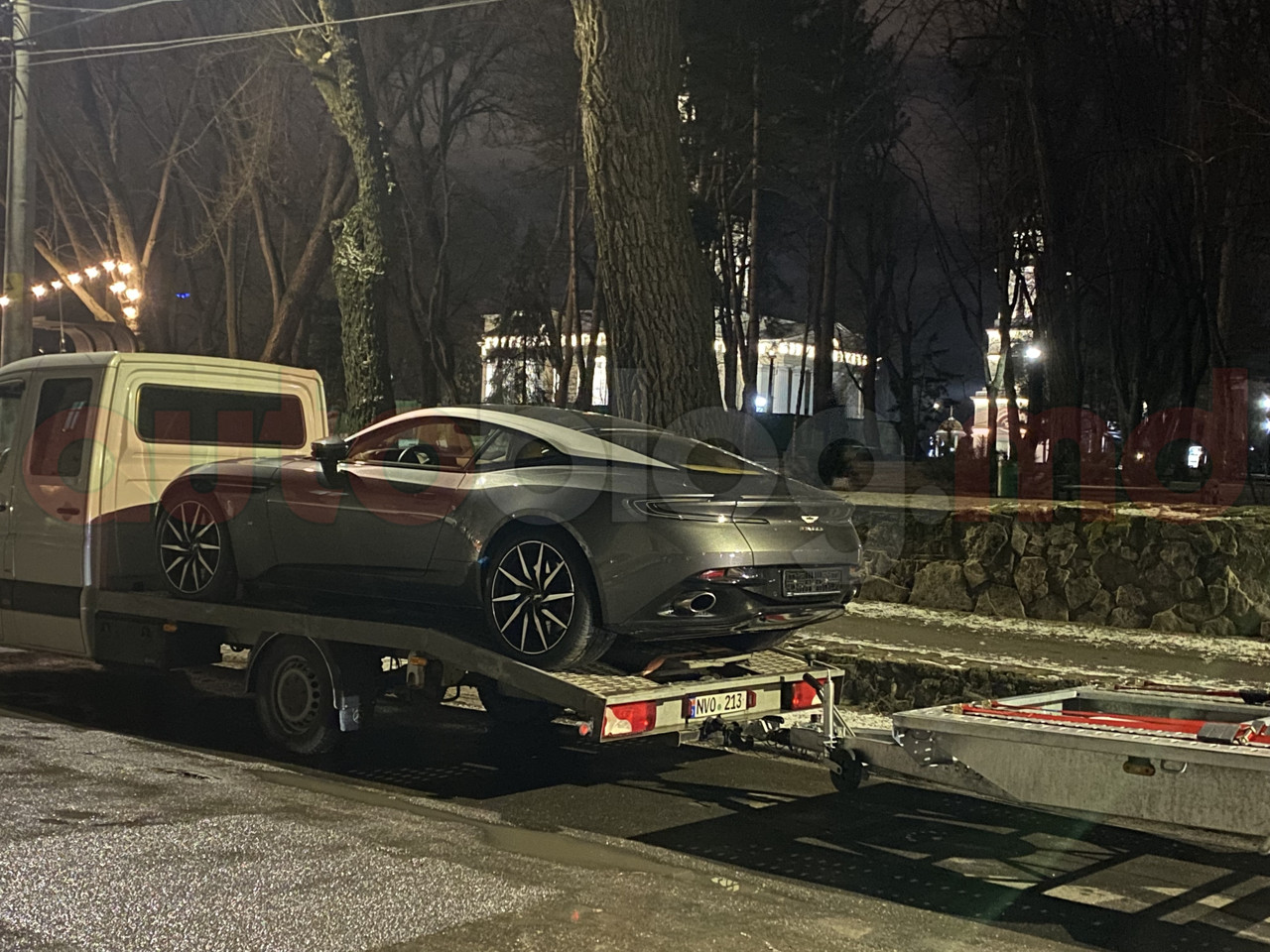 Из Украины в Кишинев эвакуировали автомобиль Aston Martin DB11.