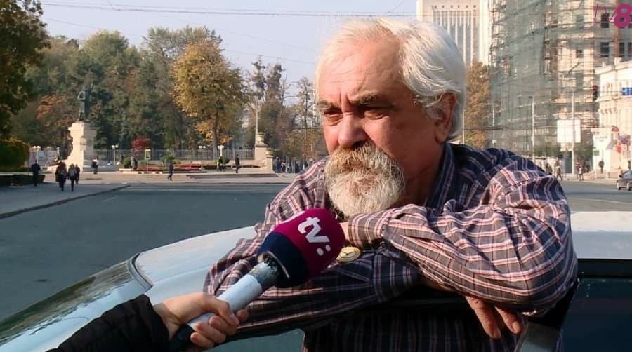 Мужчина устроил одиночный протест перед зданием правительства из-за того, что не получил адекватной помощи от врачей Онкологического центра. 