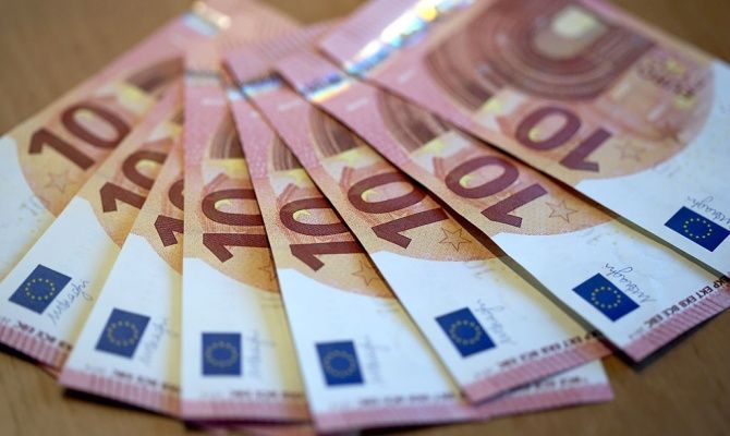 Евро стоит на 16 банов дешевле, чем в минувшую пятницу - 21,38.