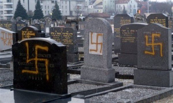 На могильных плитах на кладбище были нарисованы свастики и написаны нацистские лозунги.