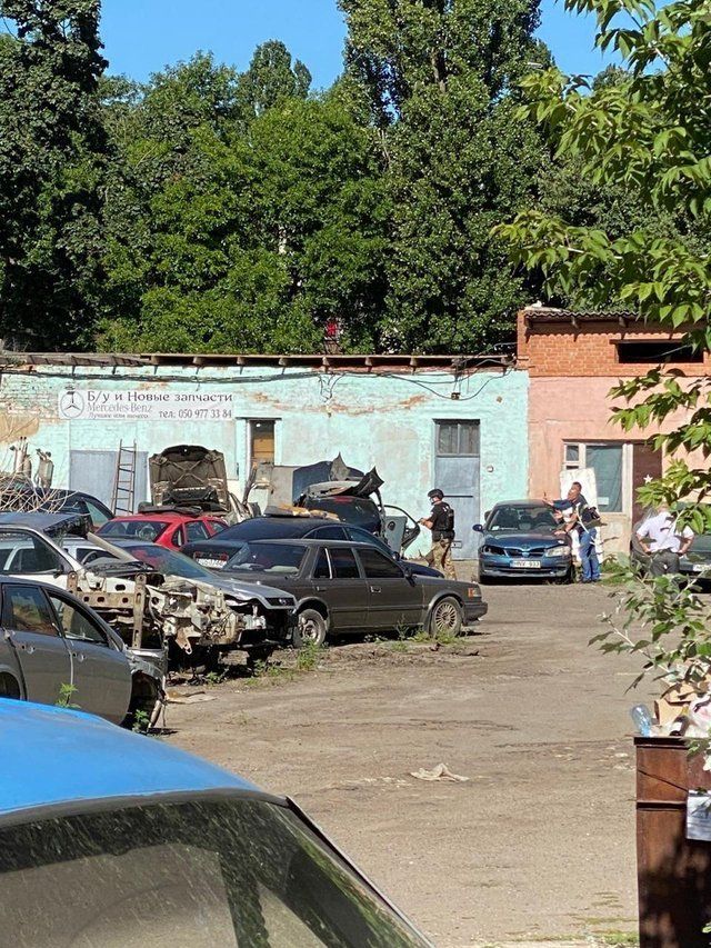 Мужчина, захвативший полицейского в Полтаве, отпустил заложника.