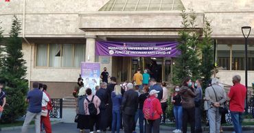Люди, иммунизированные Sinopharm и Pfizer на марафоне, пришли на ревакцинацию.