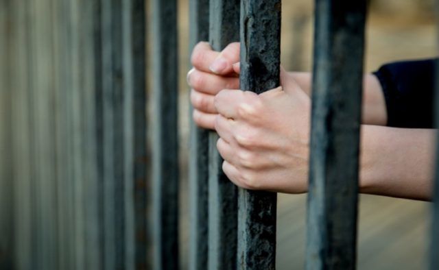 Суд приговорил обвиняемого к тюремному заключению сроком на 13 лет. 