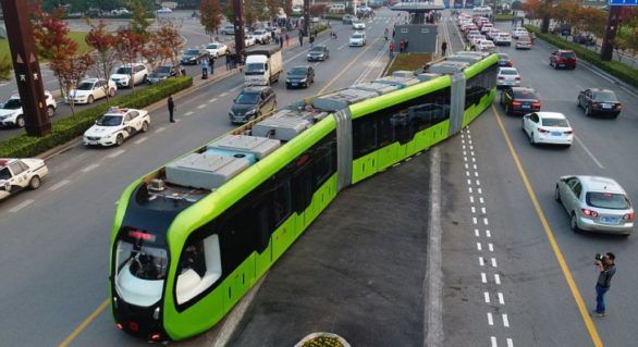 Primul tramvai care ocolește ambuteiajele, lansat în China. Foto: realitatea.net
