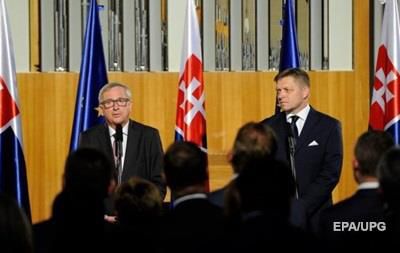 Премьер-министр Словакии Роберт Фицо (на фото справа) встретился в четверг с главой Еврокомиссии Жан-Клодом Юнкером в Братиславе.