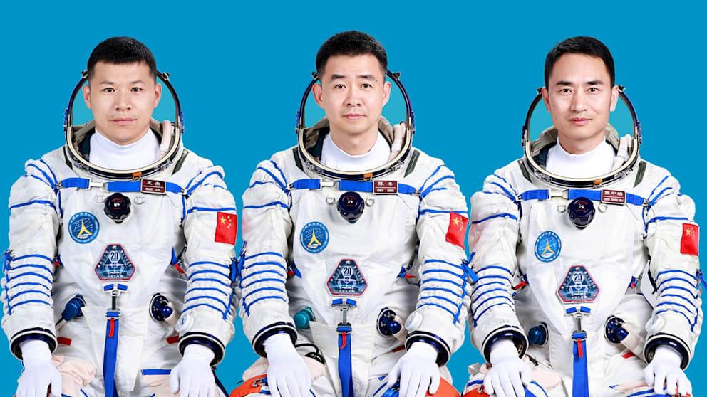 Trei astronauți chinezi au rămas blocați pe orbită după o coliziune cu deșeuri spațiale.