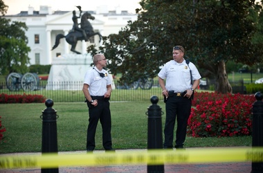 Секретная служба США задержала бросившего петарды у Белого дома. Фото: AFP