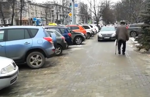 НИП начал расследование в отношении водителей, паркующихся у суда Центра. Фото: скрин видео / Stopham Moldova.