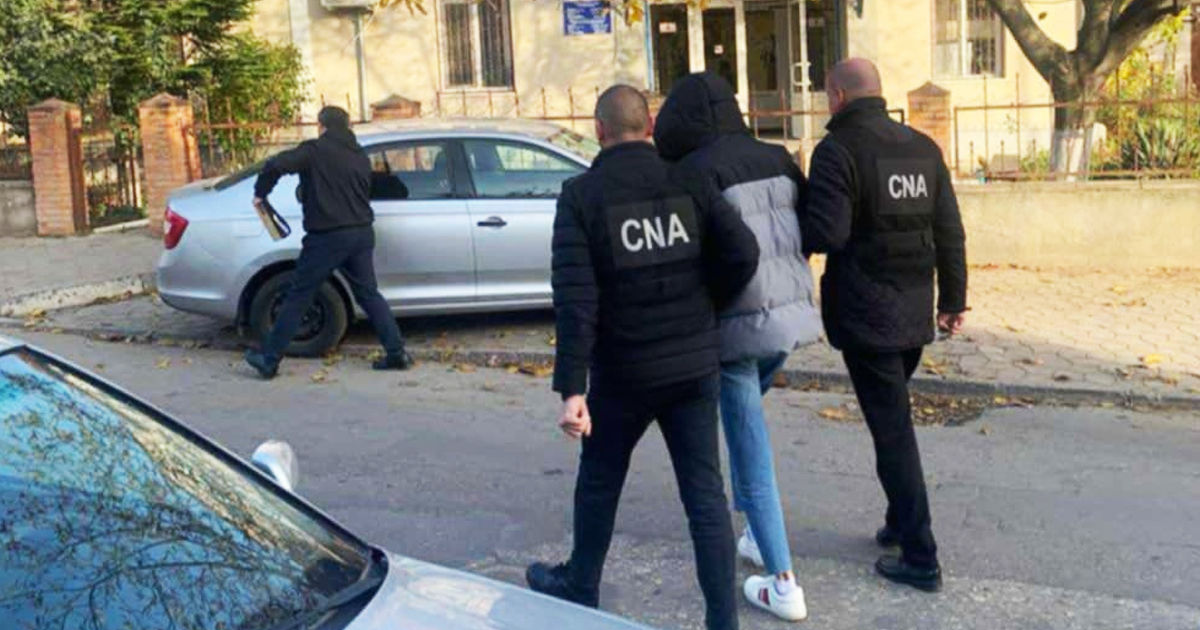 Doi reprezentanți ai unui bloc politic, reținuți la Bălți de CNA.